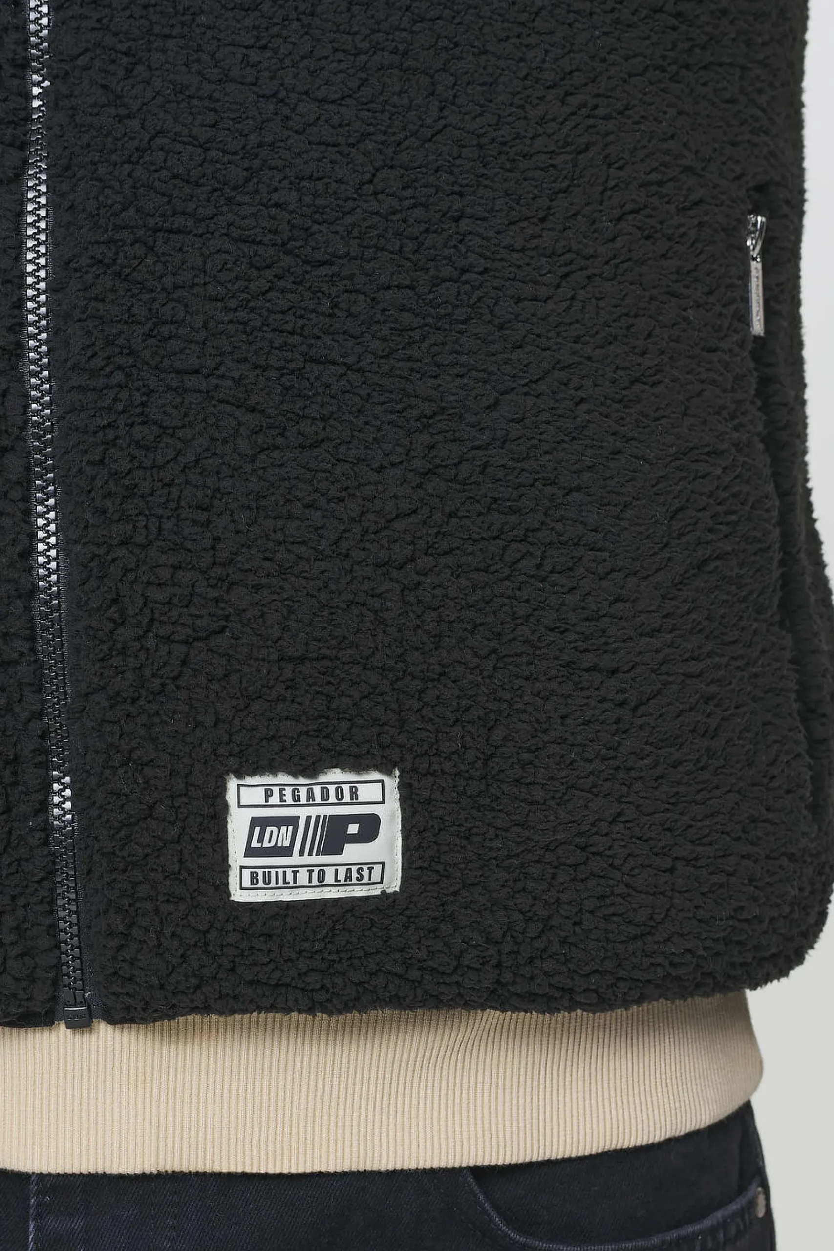 Pegador Vests|Orae Teddy Vest Onyx Black